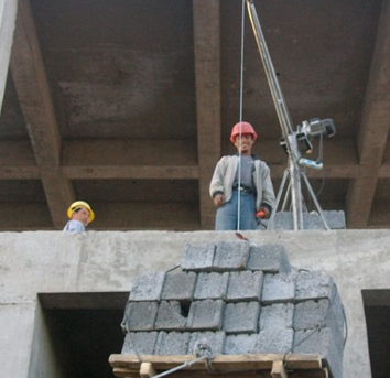 在樓層間安裝室外吊運機時一定要多加配重